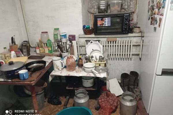 Грязные, мокрые и голодные: мать побила и выгнала из дома девочек 2-х и 7-ми лет фото