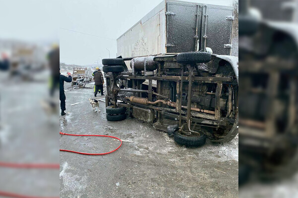Погиб человек: под Днепром столкнулись грузовики Volvo и &quot;ГАЗель&quot; фото 2