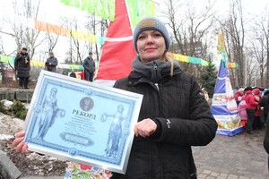 Рекорд Украины: в Днепре сделали самый длинный рулет из блинов фото 2