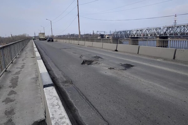 Страшно ездить: на Самарском мосту разваливается дорога (видео) фото