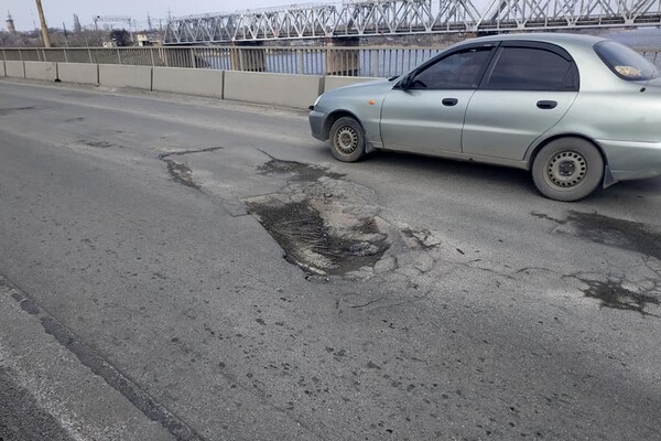 Страшно ездить: на Самарском мосту разваливается дорога (видео) фото 1