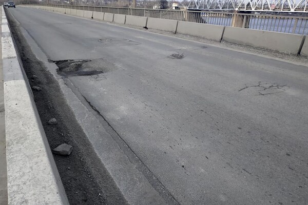 Страшно ездить: на Самарском мосту разваливается дорога (видео) фото 2