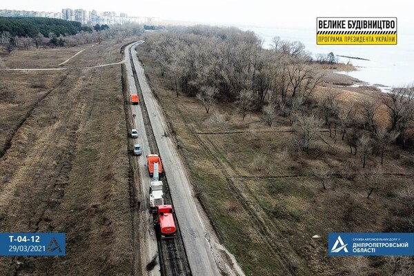 Впервые за 20 лет: в Днепропетровской области ремонтируют разрушенную дорогу фото 5