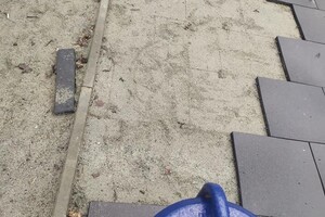 Ворюги: на 12-м квартале украли резиновое покрытие с новой спортплощадки фото 2