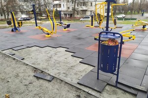 Ворюги: на 12-м квартале украли резиновое покрытие с новой спортплощадки фото 1