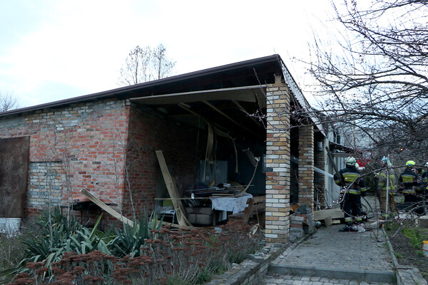 Вспыхнул дом: в пожаре пострадал 19-летний днепрянин (видео) фото 1