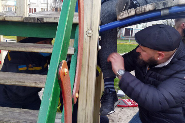 Доигрался: под Днепром спасли ребенка, который застрял на детской горке (фото) фото 2