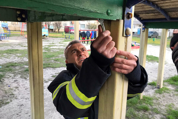 Доигрался: под Днепром спасли ребенка, который застрял на детской горке (фото) фото 1