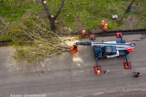 Один на всю Украину: в Днепре заметили чудо-технику для обрезки деревьев фото 3