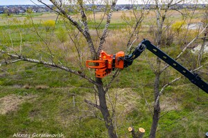 Один на всю Украину: в Днепре заметили чудо-технику для обрезки деревьев фото