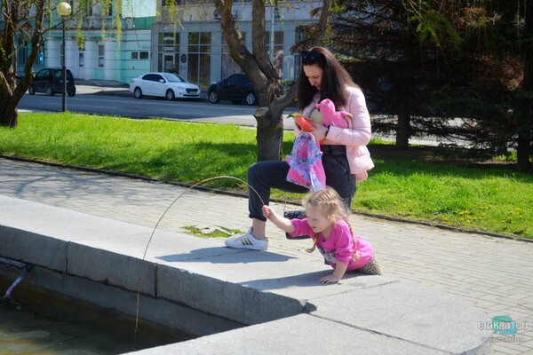Идите фотографироваться: в центре Днепра заработали фонтаны (видео) фото 2