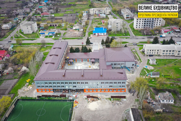 Витражи и лечебная физкультура: в Днепропетровской области появится еще одна крутая школа фото