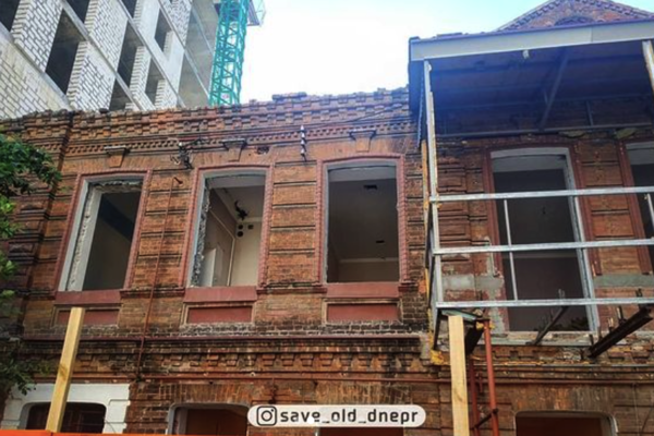 Разобрали крышу и вырвали окна: в центре Днепра сносят старый дом фото 1