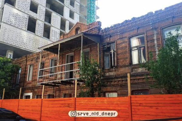 Разобрали крышу и вырвали окна: в центре Днепра сносят старый дом фото 2