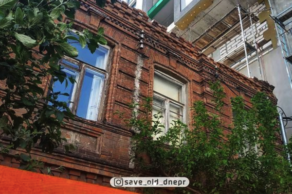 Разобрали крышу и вырвали окна: в центре Днепра сносят старый дом фото 3