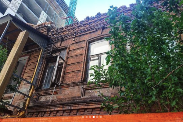 Разобрали крышу и вырвали окна: в центре Днепра сносят старый дом фото 4