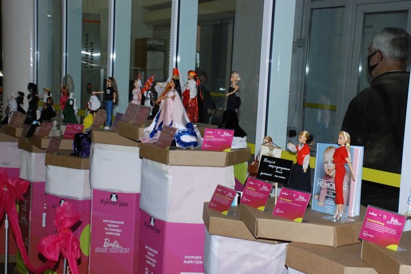 На радость детям: в Днепре провели выставку необычных кукол Barbie фото 11