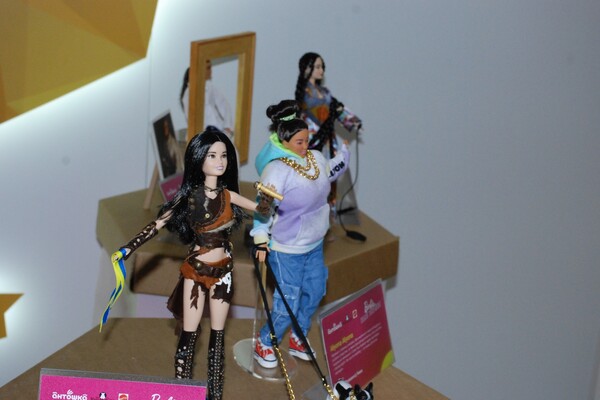 На радость детям: в Днепре провели выставку необычных кукол Barbie фото 3