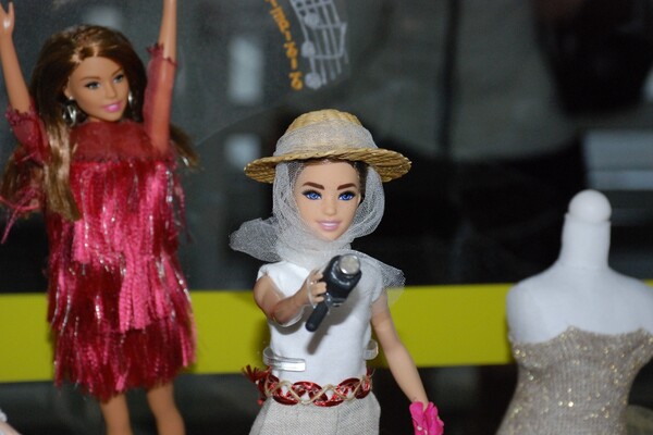 На радость детям: в Днепре провели выставку необычных кукол Barbie фото 4