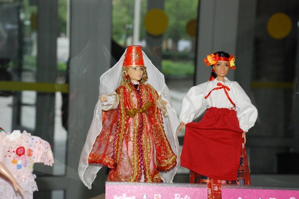 На радость детям: в Днепре провели выставку необычных кукол Barbie фото 6