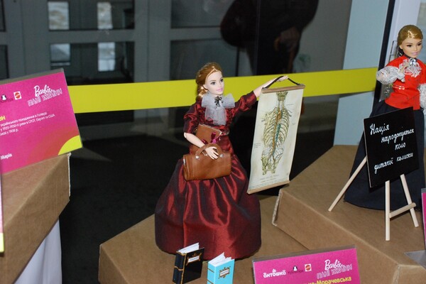 На радость детям: в Днепре провели выставку необычных кукол Barbie фото 7