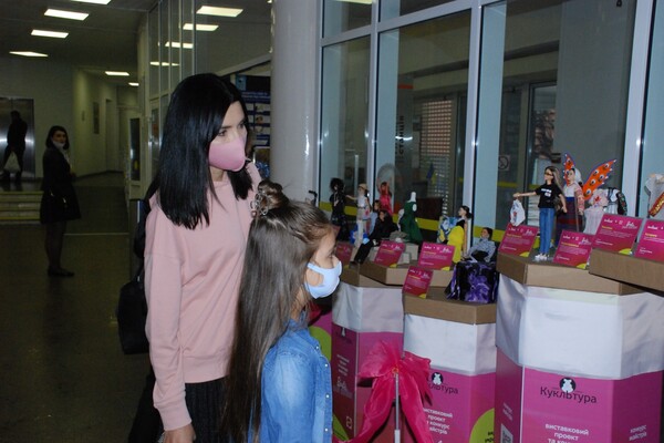 На радость детям: в Днепре провели выставку необычных кукол Barbie фото