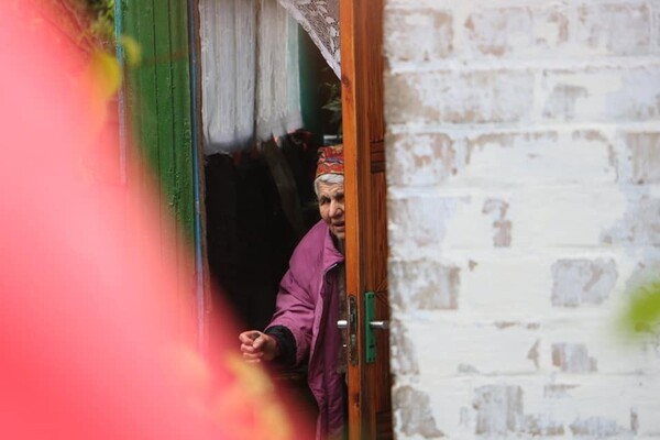 Сидела без еды: в Днепре спасали бабушку, двор которой затопило (фото) фото 1