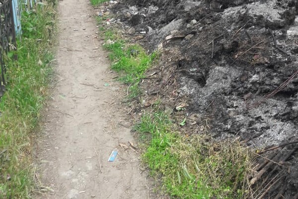 Как на свалке: на кладбище в Днепре образовалась 2-метровая гора мусора фото