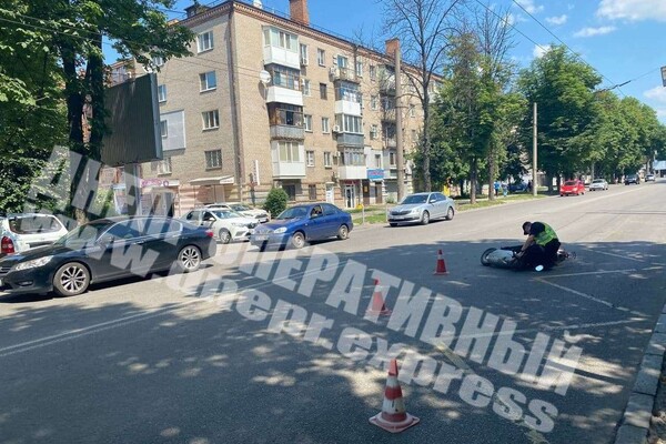 Не захотел уступать дорогу: на Титова водитель такси Uklon сбил скутериста  фото 1