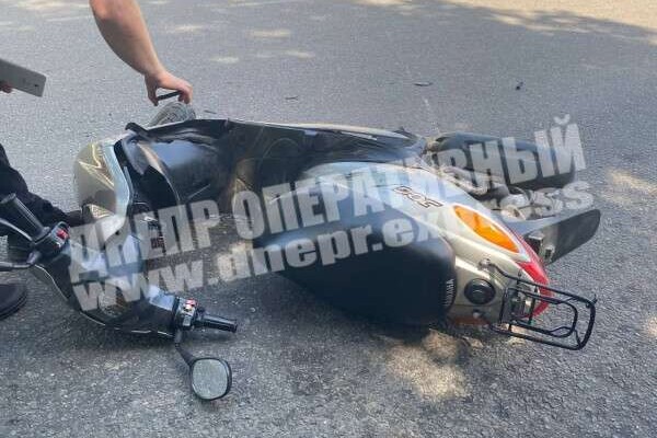 Не захотел уступать дорогу: на Титова водитель такси Uklon сбил скутериста  фото 2
