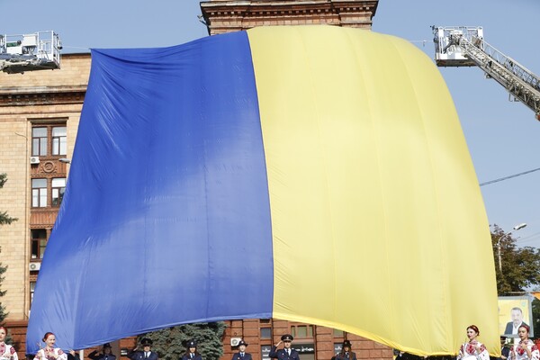 У центрі Дніпра підняли один із найбільших в країні Державних прапорів фото