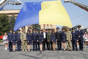 У центрі Дніпра підняли один із найбільших в країні Державних прапорів фото 5