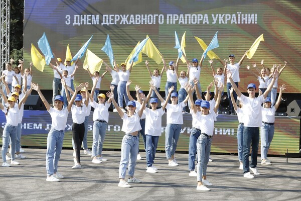У центрі Дніпра підняли один із найбільших в країні Державних прапорів фото 8