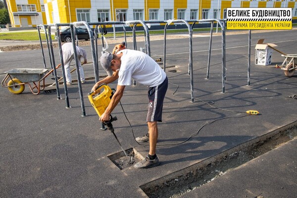 В Перещепино финиширует модернизация школьного стадиона фото 1