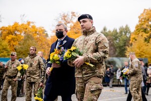 Почтили Героев: в Днепре прошло шествие в честь Дня защитников и защитниц Украины фото 3