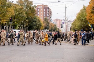 Почтили Героев: в Днепре прошло шествие в честь Дня защитников и защитниц Украины фото 11