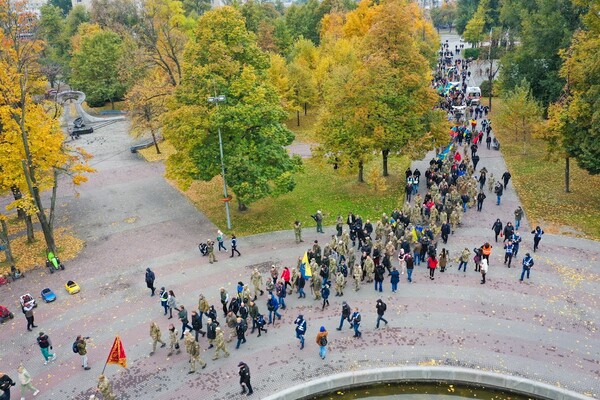 Почтили Героев: в Днепре прошло шествие в честь Дня защитников и защитниц Украины фото 8
