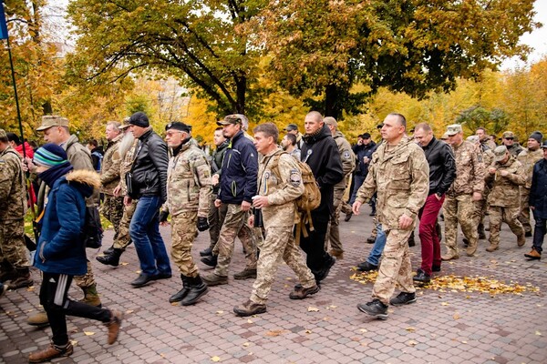Почтили Героев: в Днепре прошло шествие в честь Дня защитников и защитниц Украины фото 12