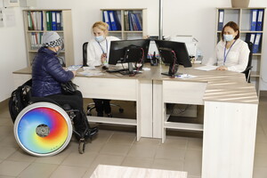 Чи зручно відвідувати центри соцзахисту та медустанови в Дніпрі людям з інвалідністю  фото 4