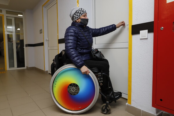 Чи зручно відвідувати центри соцзахисту та медустанови в Дніпрі людям з інвалідністю  фото