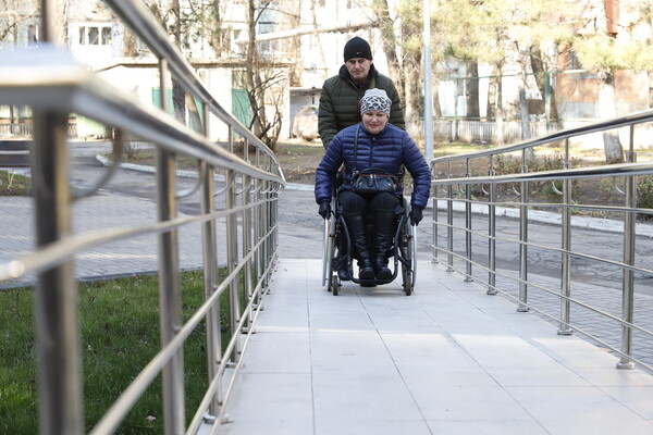 Чи зручно відвідувати центри соцзахисту та медустанови в Дніпрі людям з інвалідністю  фото 6