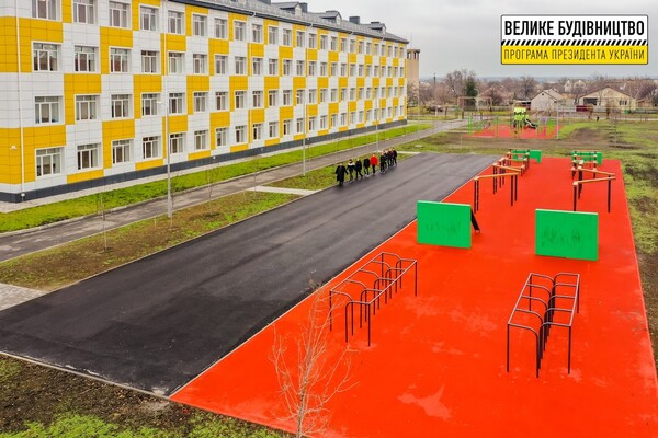 Как выглядит обновленный стадион школы на Днепропетровщине фото 2