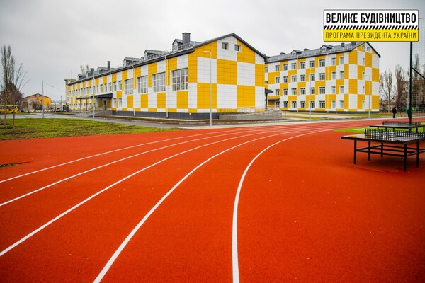 Как выглядит обновленный стадион школы на Днепропетровщине фото 3