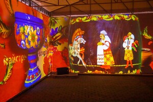 В сквере Героев можно посмотреть диджитал-инсталляцию Петриковской росписи  фото