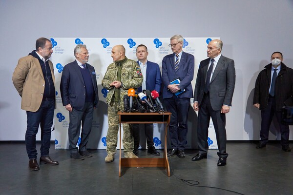 Члены наблюдательного совета Ялтинской Европейской Стратегии (YES) посетили Днепр, чтобы поддержать украинцев фото 2