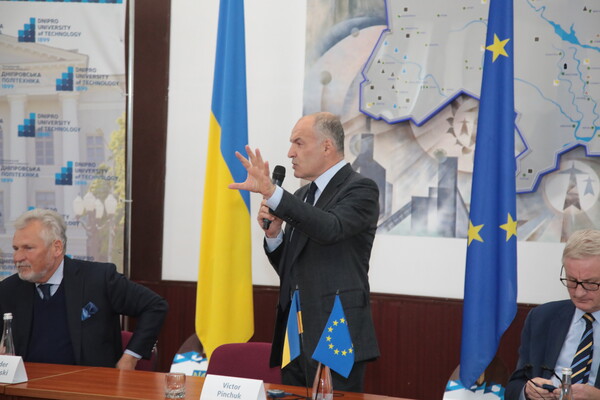Члены наблюдательного совета Ялтинской Европейской Стратегии (YES) посетили Днепр, чтобы поддержать украинцев фото 3