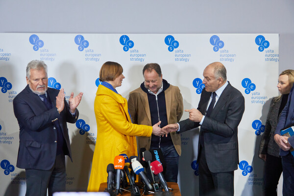 Члены наблюдательного совета Ялтинской Европейской Стратегии (YES) посетили Днепр, чтобы поддержать украинцев фото 8
