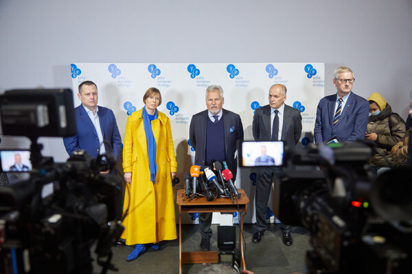 Члены наблюдательного совета Ялтинской Европейской Стратегии (YES) посетили Днепр, чтобы поддержать украинцев фото 9