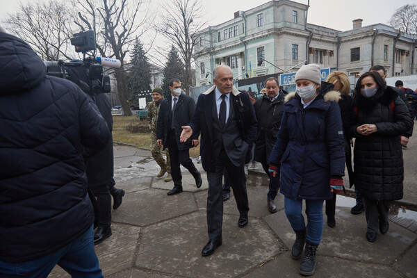 Члены наблюдательного совета Ялтинской Европейской Стратегии (YES) посетили Днепр, чтобы поддержать украинцев фото 11