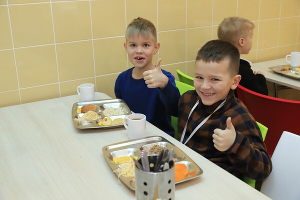 Международные стандарты и меню на детский вкус: в Днепре в одной из школ запустили пилотный проект свободного выбора блюд фото 6